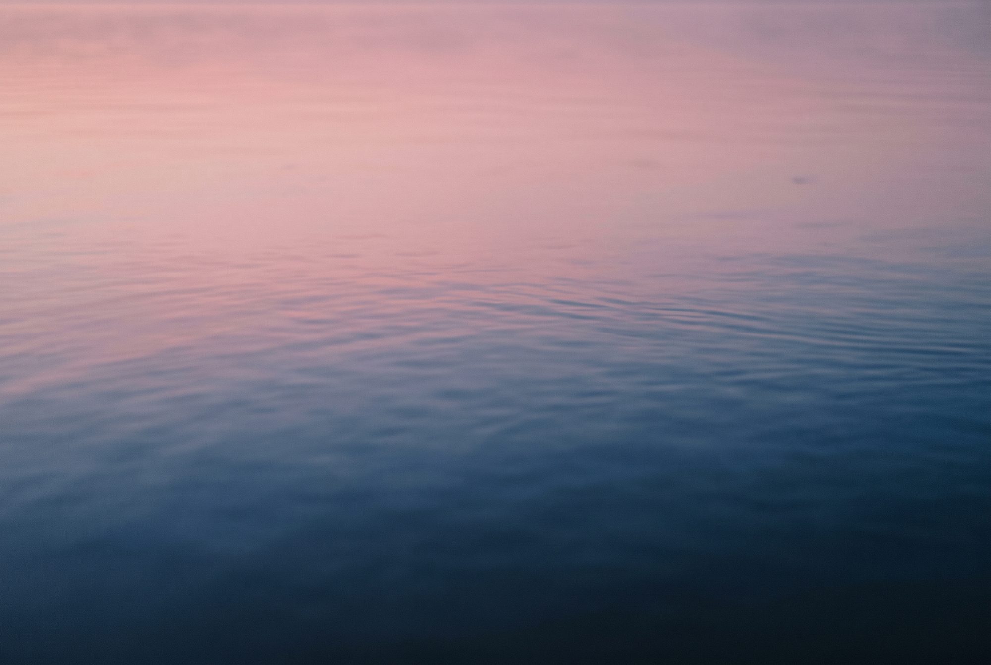 Stille Wasseroberfläche in der Abenddämmerung