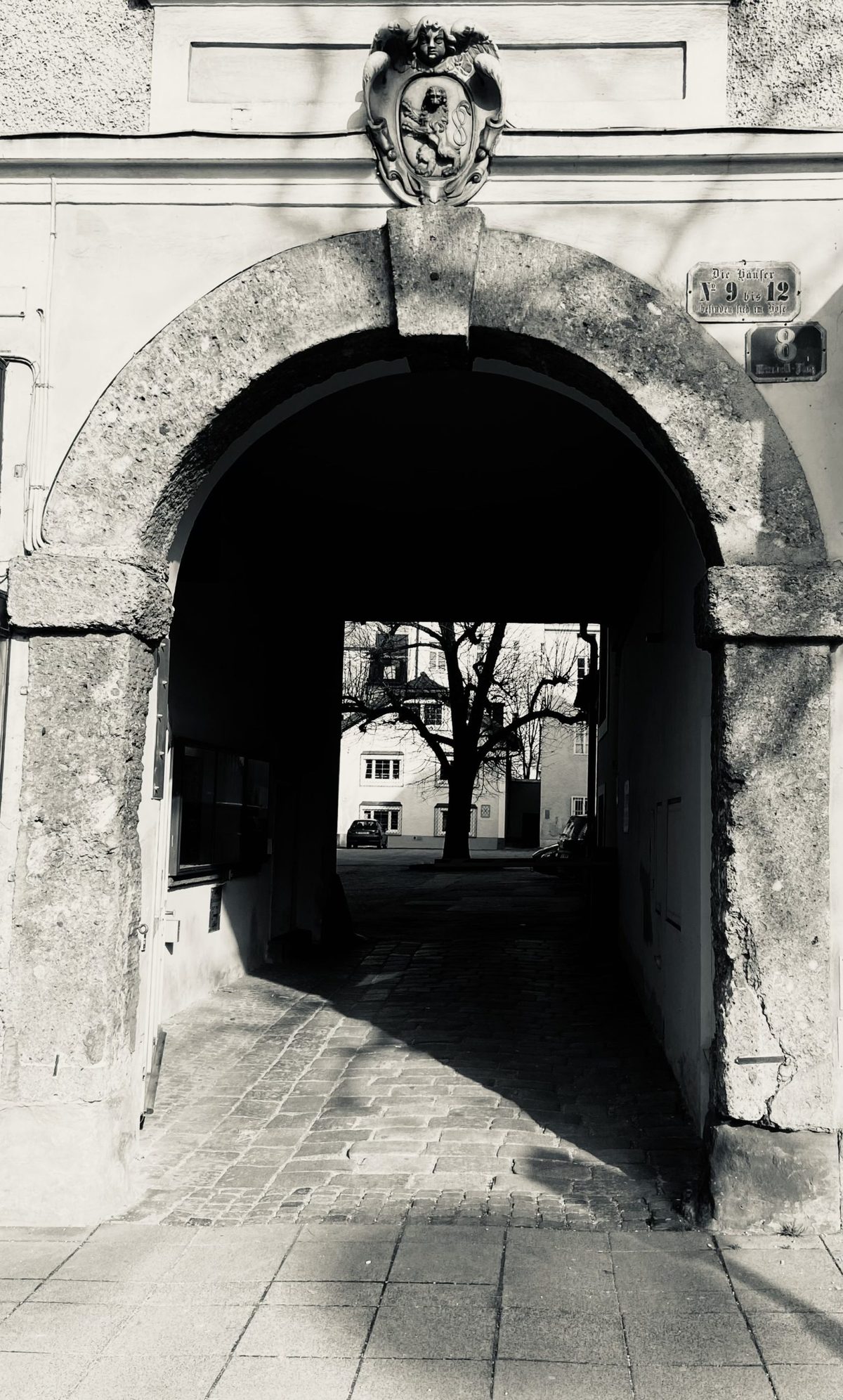 Historischer Torbogen in der Salzburger Altstadt, Schwarzweißaufnahme